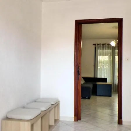 Spacious House With Garden Nyaraló