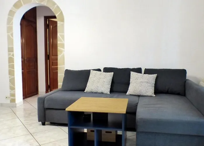 Nyaraló Spacious House With Garden