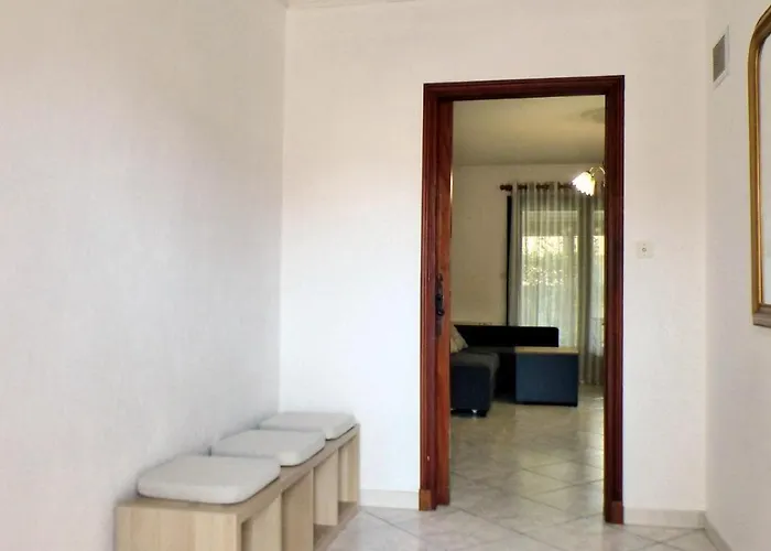 Spacious House With Garden Nyaraló