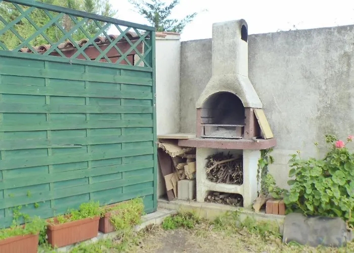 Nyaraló Spacious House With Garden